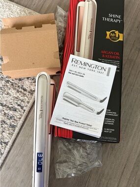 Remington Shine Therapy Flat Iron in White and Pink Gold Accents